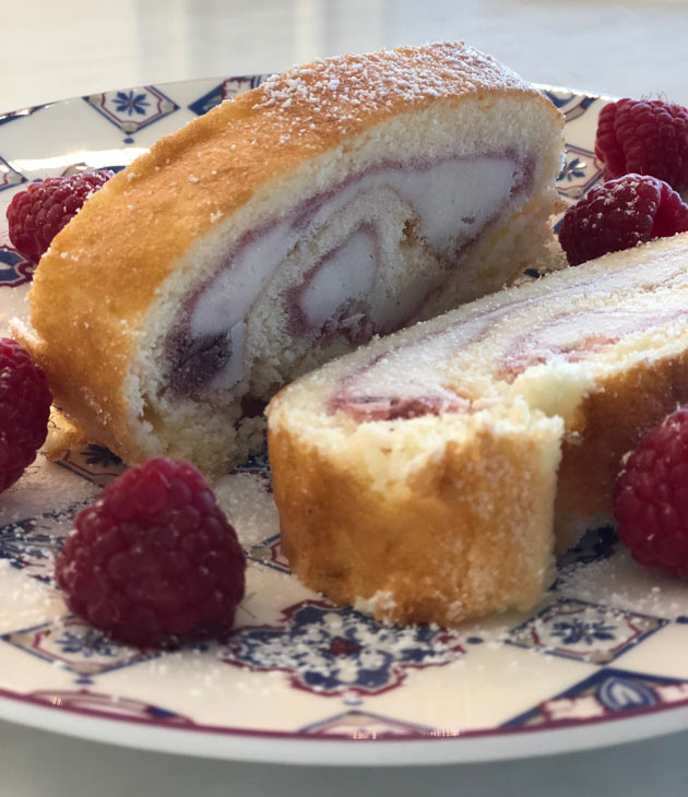 Kääretorttu kerma-rahkatäytteellä