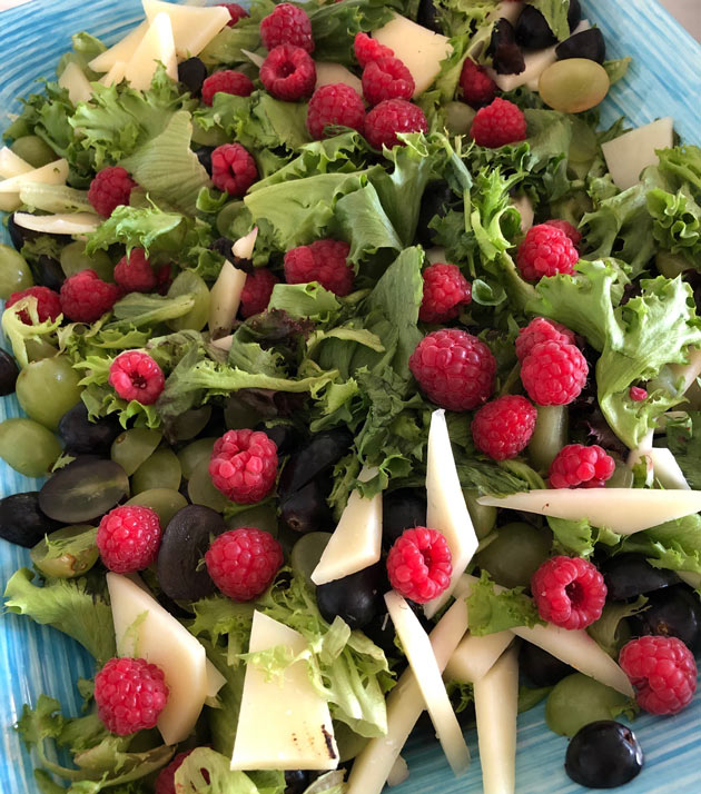 Manchego-vihersalaatti maustuu kauden marjoilla tai&nbsp;hedelmillä