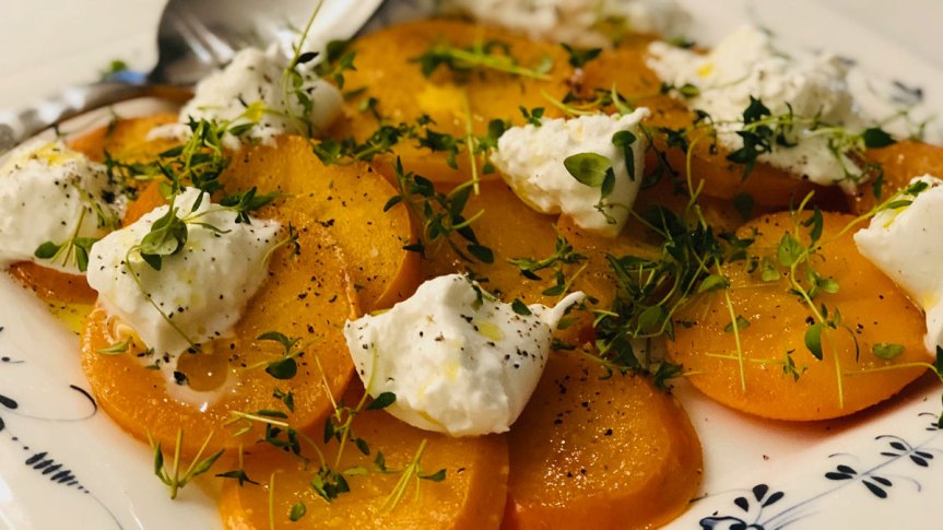 Paahdettu persimonsalaatti burratan&nbsp;kanssa