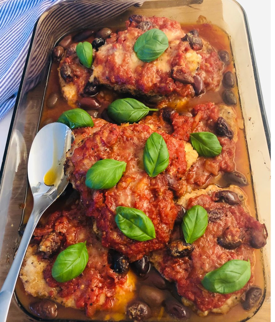 Parmesaanikana, oliiveja, basilikaa ja tomaattikastiketta