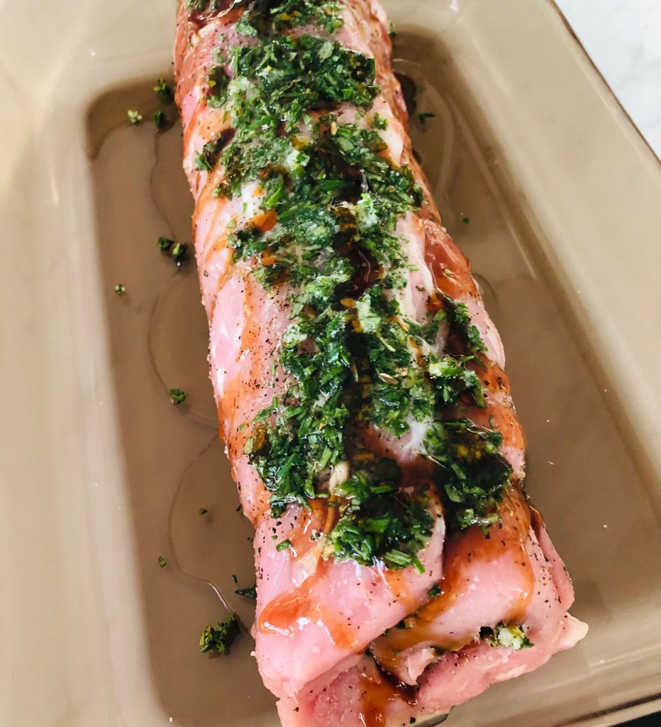 täytetty porsaan ulkofilee ennen uunia