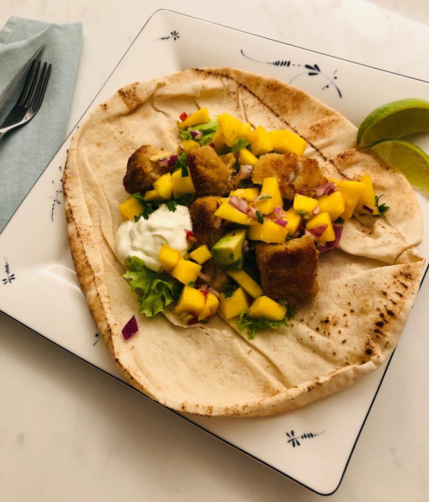 Pitatortillat, paneroitu seiti ja mango-avokadosalsa