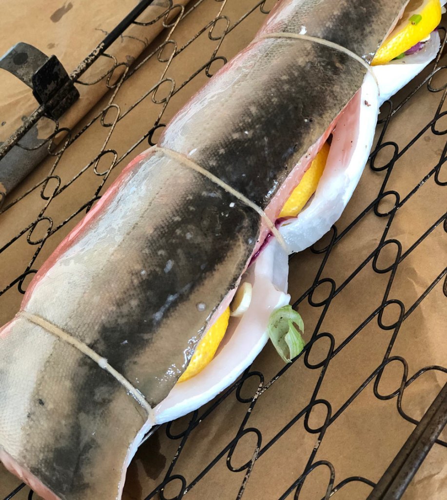 täytetyt kalafileet, nieriä-ja siikafilee, välissä yrttejä ja sitruunaa, sipulinvarsia