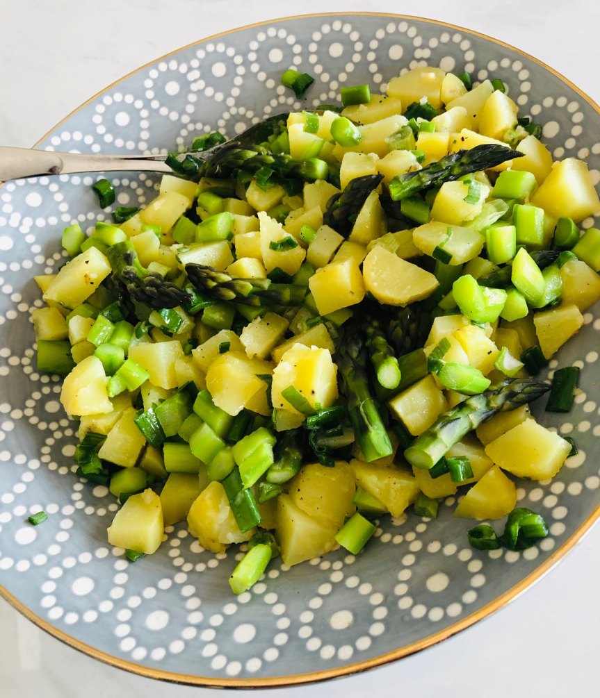 Parsa-perunasalaatti sopii grilliruoan&nbsp;kaveriksi