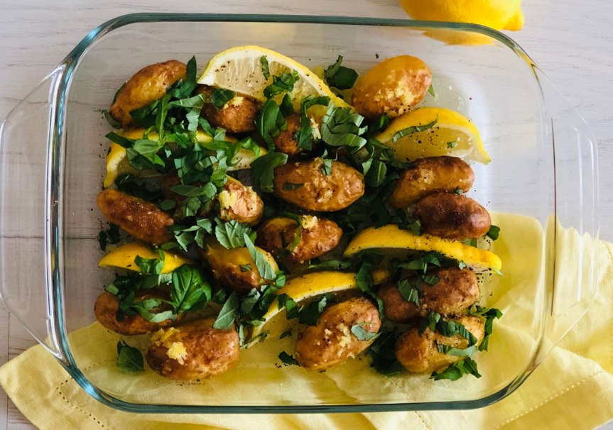 Paahdetut sitruunaperunat suolapedillä maistuvat grillatun kalan&nbsp;kanssa