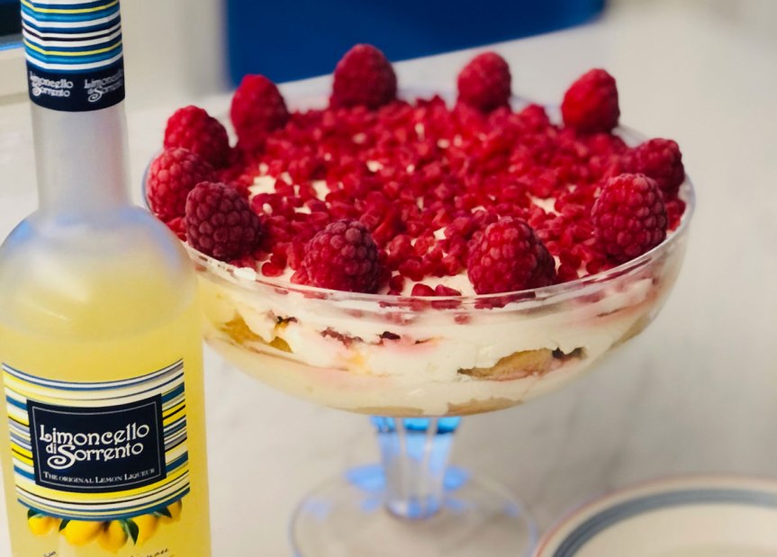 Vadelmakakku kulhossa: vadelmia ja&nbsp;mascarponea