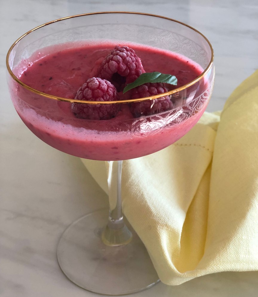 Välipala marjoista ja pähkinäproteiinista