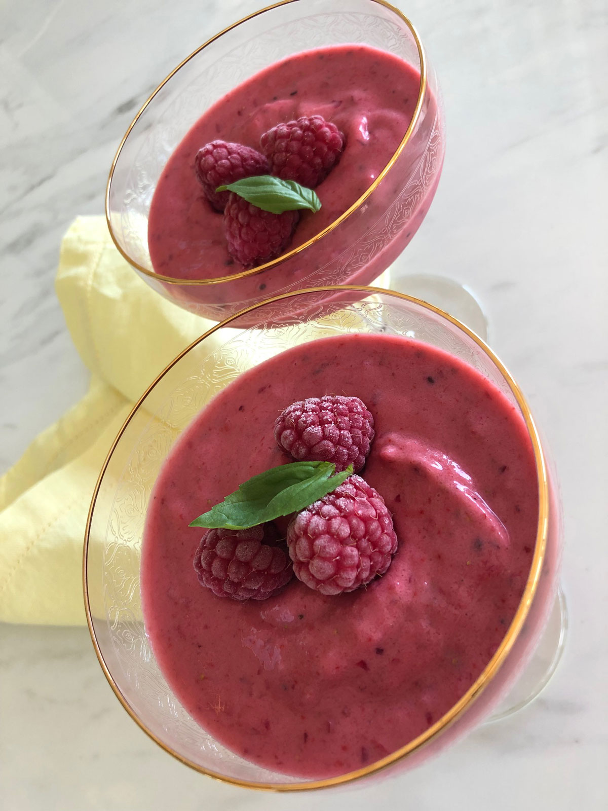 Välipala mansikoista, karviaiasista ja Nosht-pähkinäproteiinista.