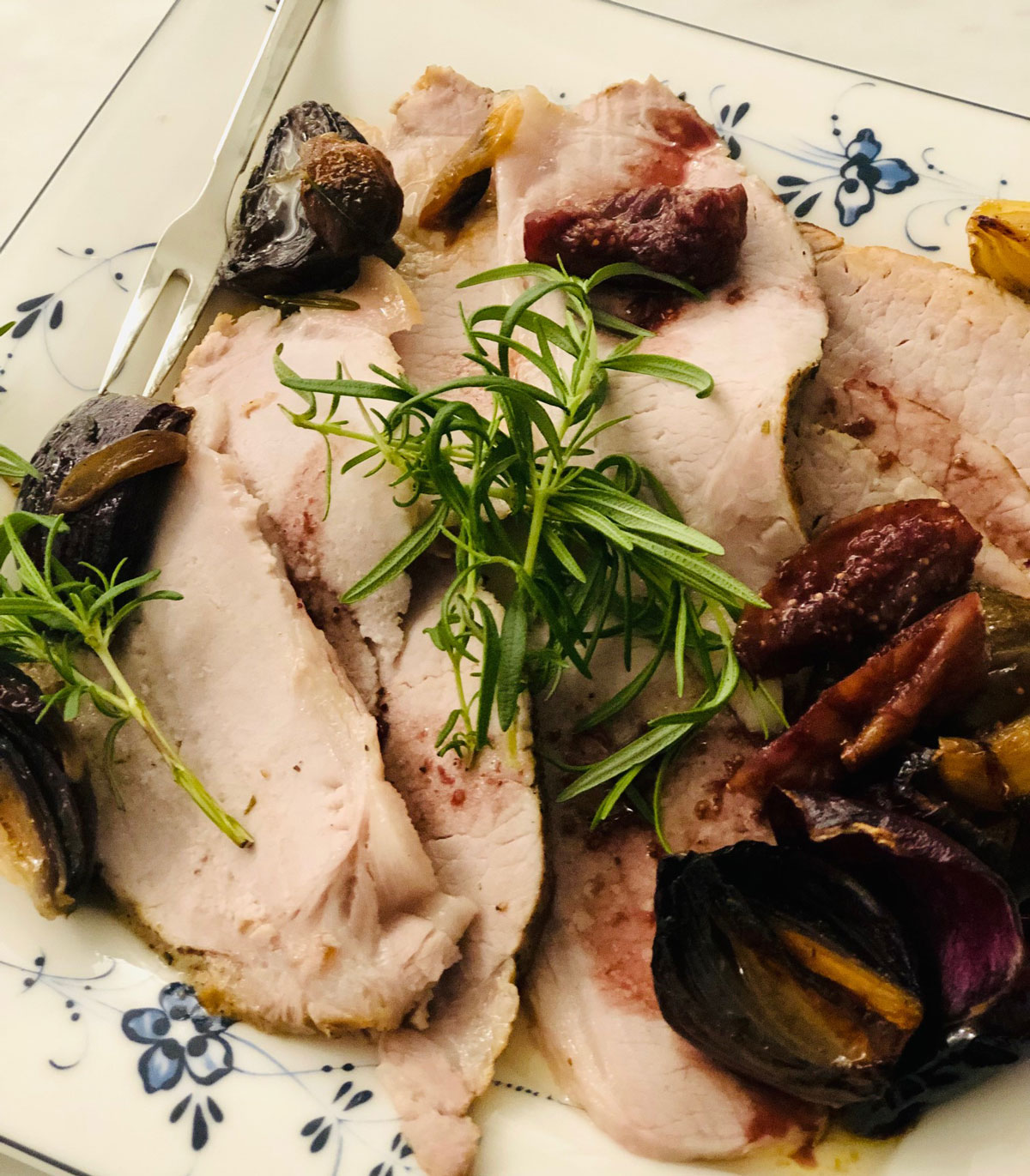 porsaan ulkofilee siivuina, viikunoita ja punasipuleita