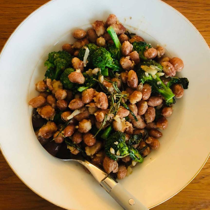 Kikhernesalaatti parsakaalista, chilistä ja&nbsp;rosmariinista