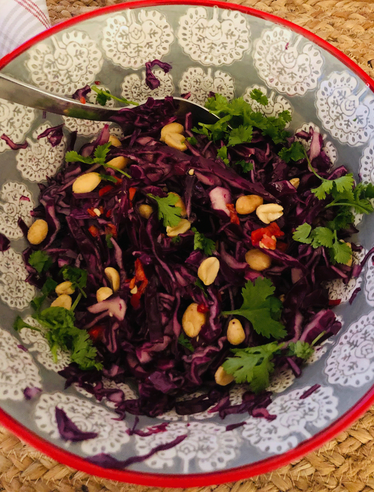 Punakaalisalaatti aasialaisin maustein – talviaterian&nbsp;raikastaja