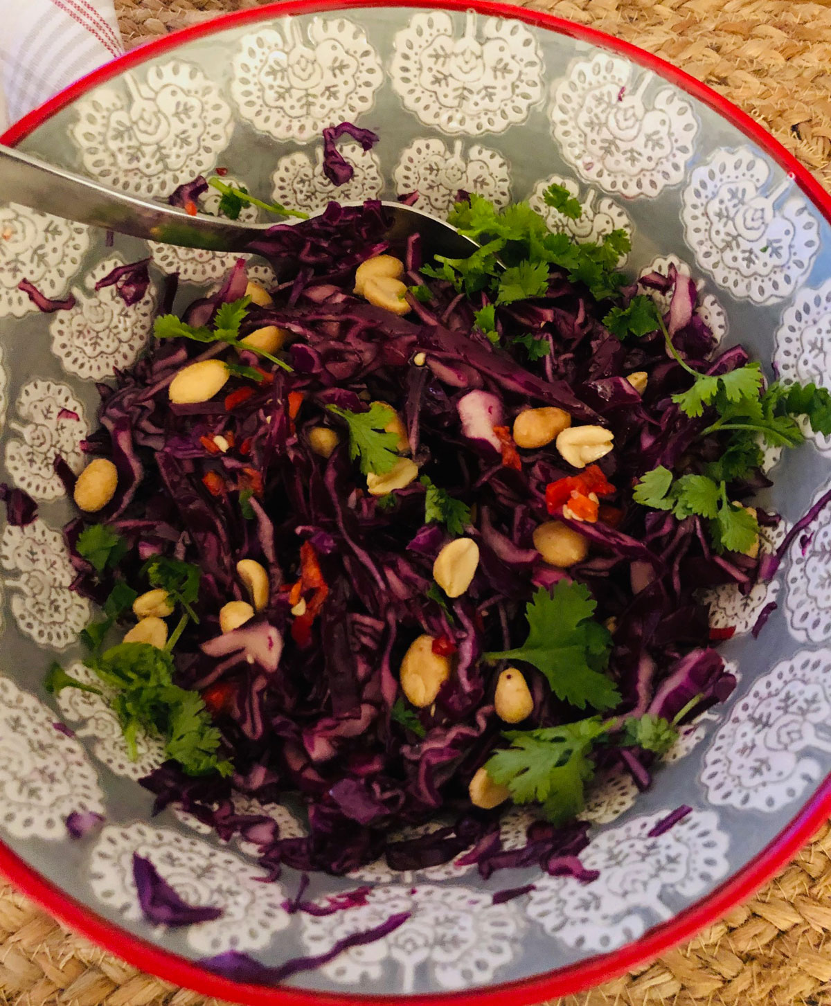 punakaalisalaatti aasialaisin maustein