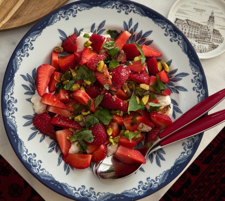 Mansikka-burratasalaatti