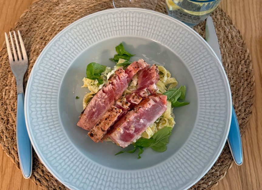 Kesäkurpitsapasta ja pariloitu tonnikala