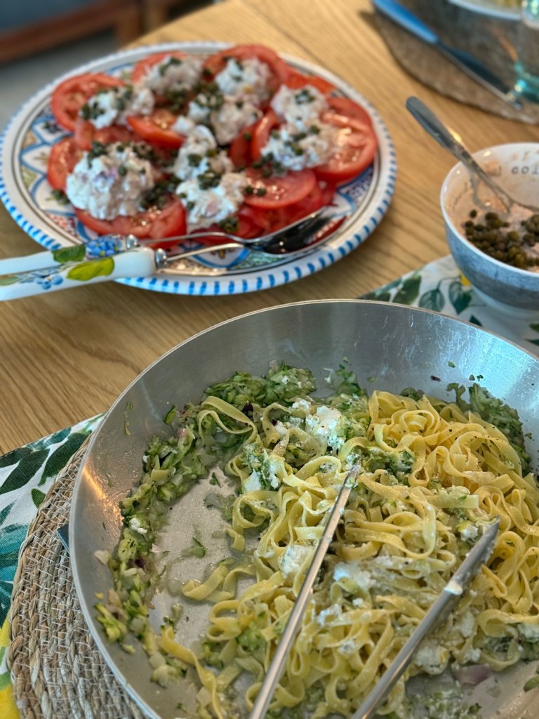 Kesäkurpitsapasta pannulla