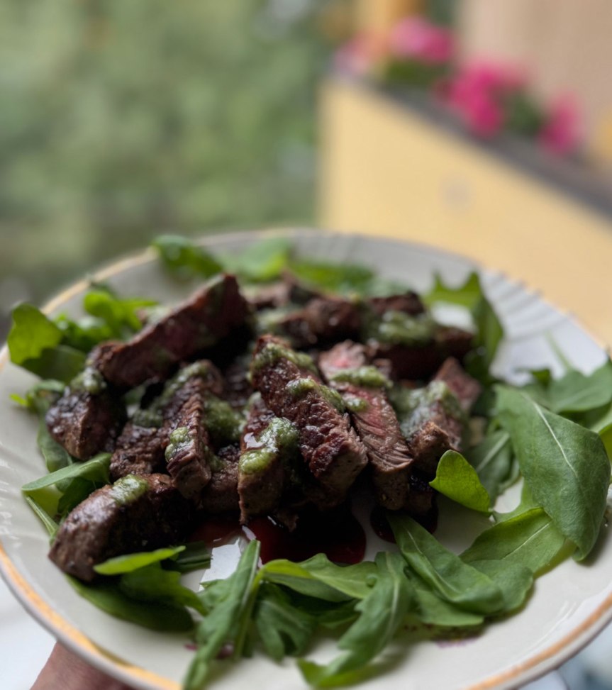 paistettu naudan ulkofileepihvi leikattuna viipaleiksi.