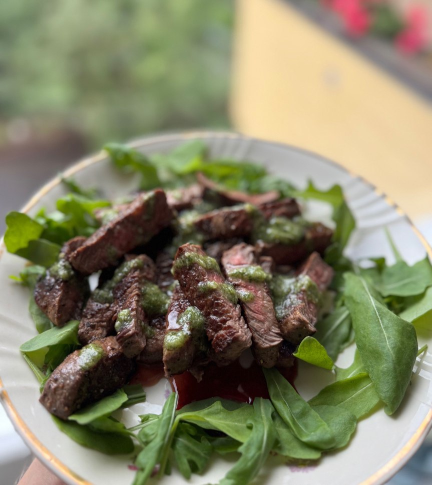 Paistetut naudan ulkofileepihvit ja basilika-parmesaanikastike