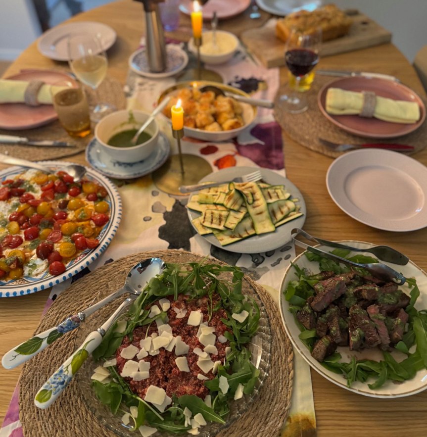 Viipaloidut paistetut naudan ulkofileepihvit, kesäkurpitsaremmit, viikuna-carpaccio ja tomaatti-burratasalaatti.