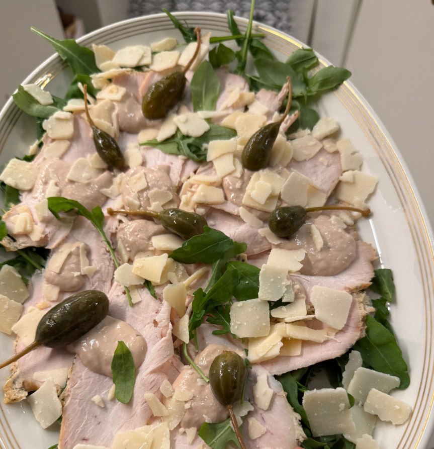 Kalkkunatonnato
Kalkkunanfilee ohuiksi siivuiksi leikattuna tonnato-kastikkeen kera.