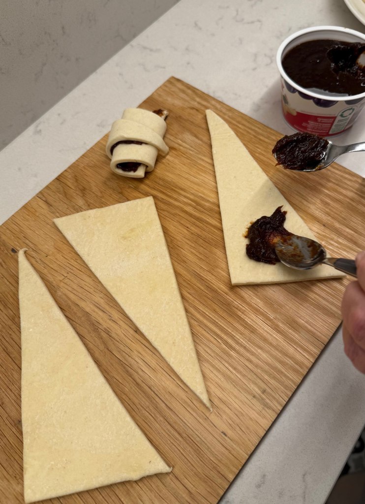 Joulutorttu-croissantin täyttäminen