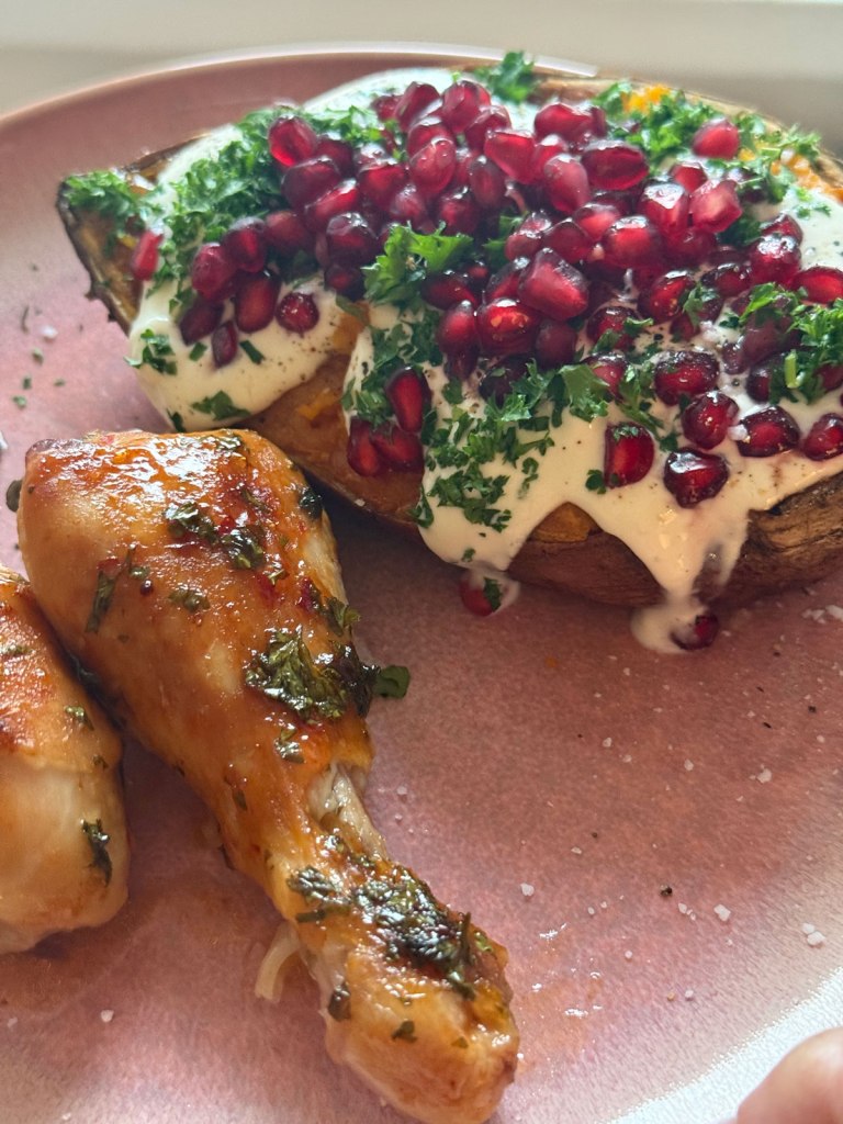 Täytetyt bataatit eli uunibataatti broilerinkoipien kanssa